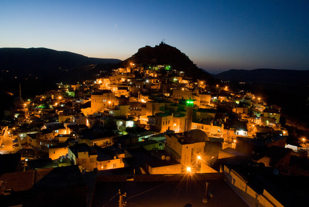 Arabische stad Savur bij nacht