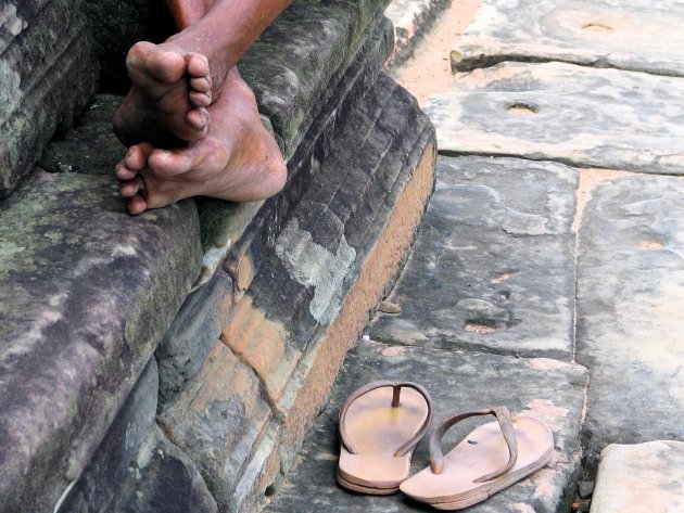 Voeten oude man op Angkor Wat