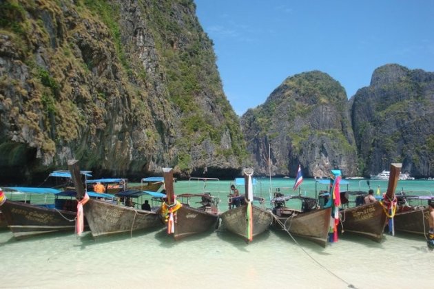 Kleurrijke longtailbootjes op Maya Beach