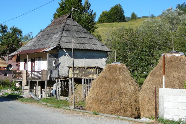 Boerenhuis met hooiberg en houtstapel