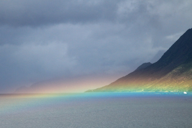 regenboog vlak boven de grond