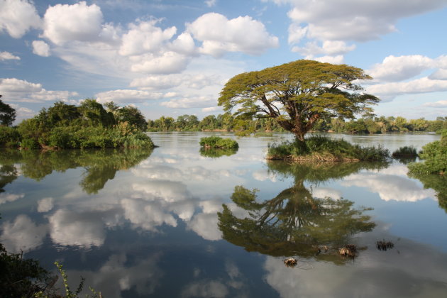 Weerspiegeling in Mekong rivier, Si Phan Don