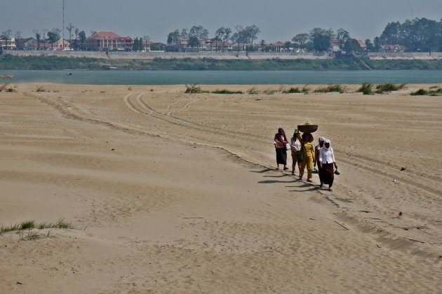 Locals onderweg op eiland in Mekong