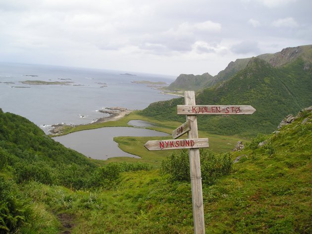 Bewegwijzering tijdens onze wandeling van Sto naar Nyksund