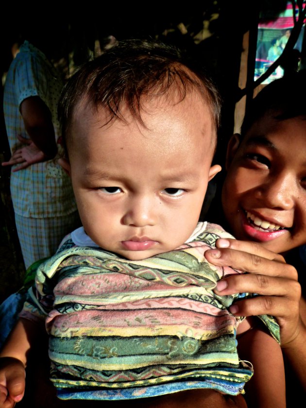 Trotse moeder wil kind op de foto in Cambodja