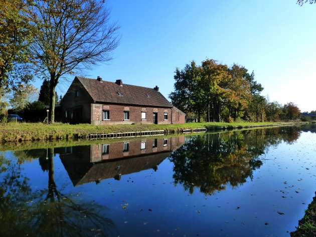 weerkaatsing boerderij