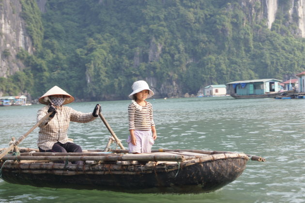 Mama brengt dochter naar school in Halong Bay