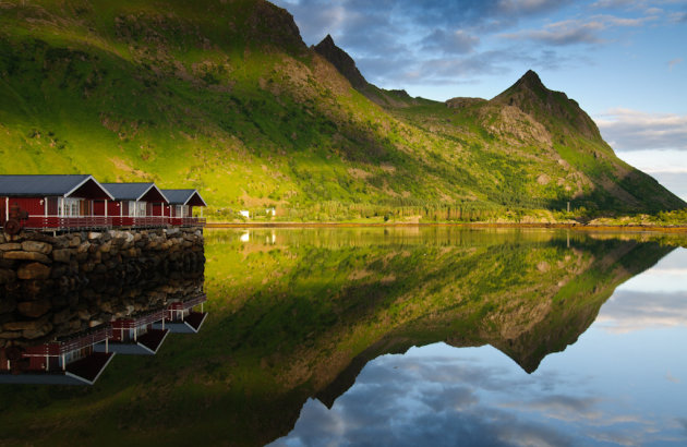 Vakantiehuisjes aan het Rolvsfjord op het Lofoteneiland Vestvagoya