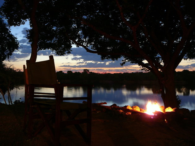 Na zonsondergang, bij de Kafue river