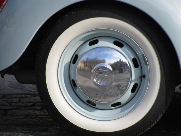 De Sint Pieter in de spiegeling van de wieldoppen van een VW Kever
