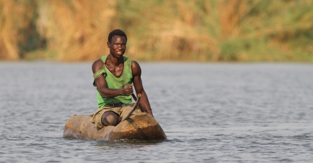 visser op de rivier.