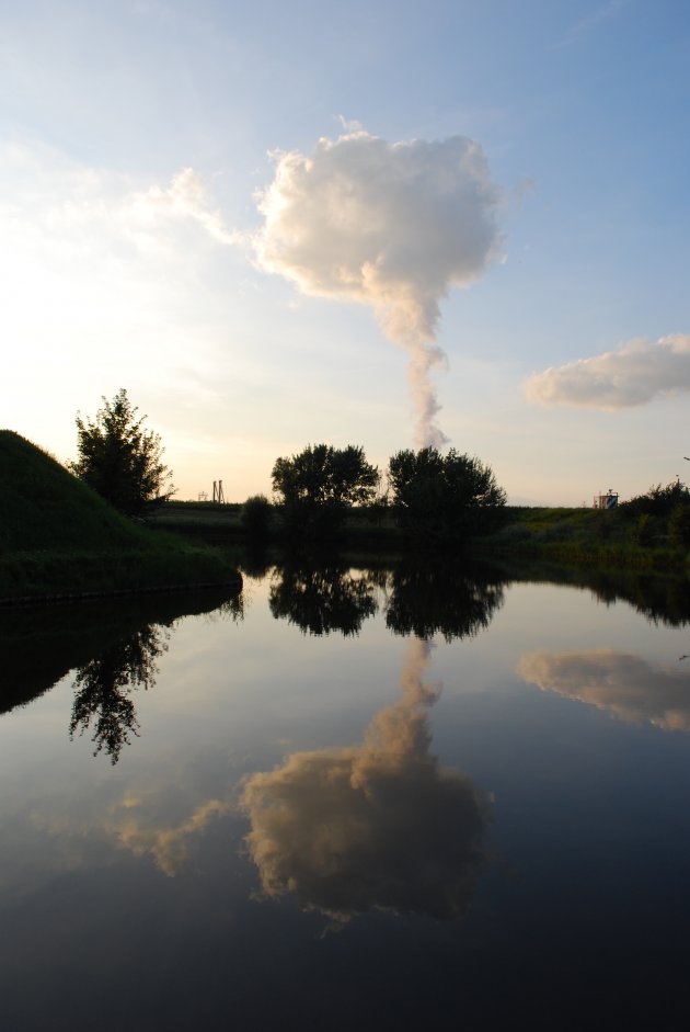 Spiegeling van kerncentrale Doel op windstille dag