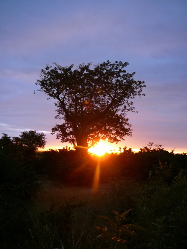 Zonsondergang na een dag vol grijze wolken