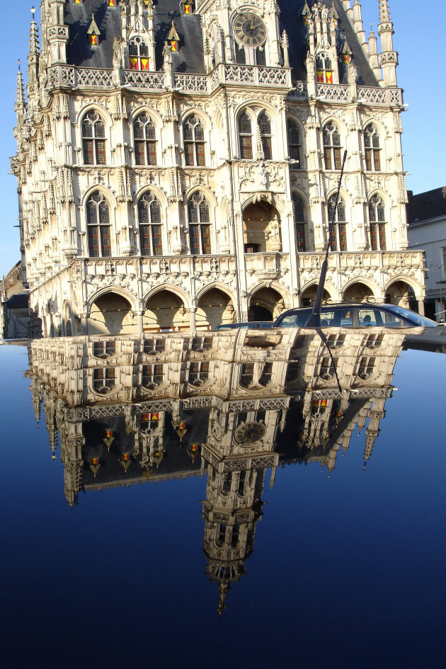 weerkaatsing stadhuis Oudenaarde op het dak van een wagen