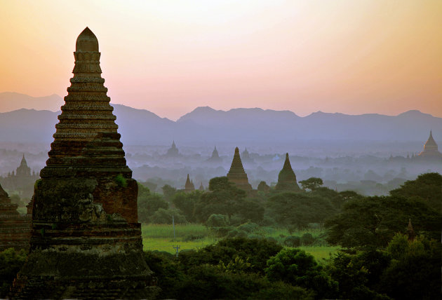 Ochtendgloren boven Bagan