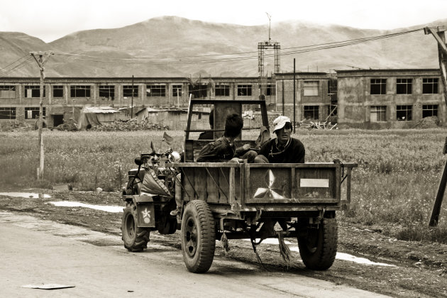 Tibetanen met een geknutselde tractor onderweg