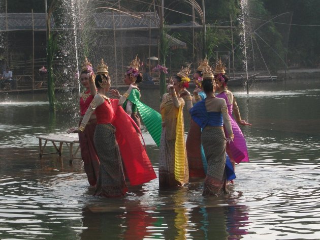 Prachtige voorstelling bij Floating Market in Ayutthaya