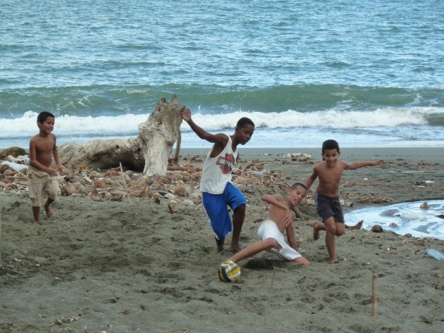 Voetballertjes op t strand