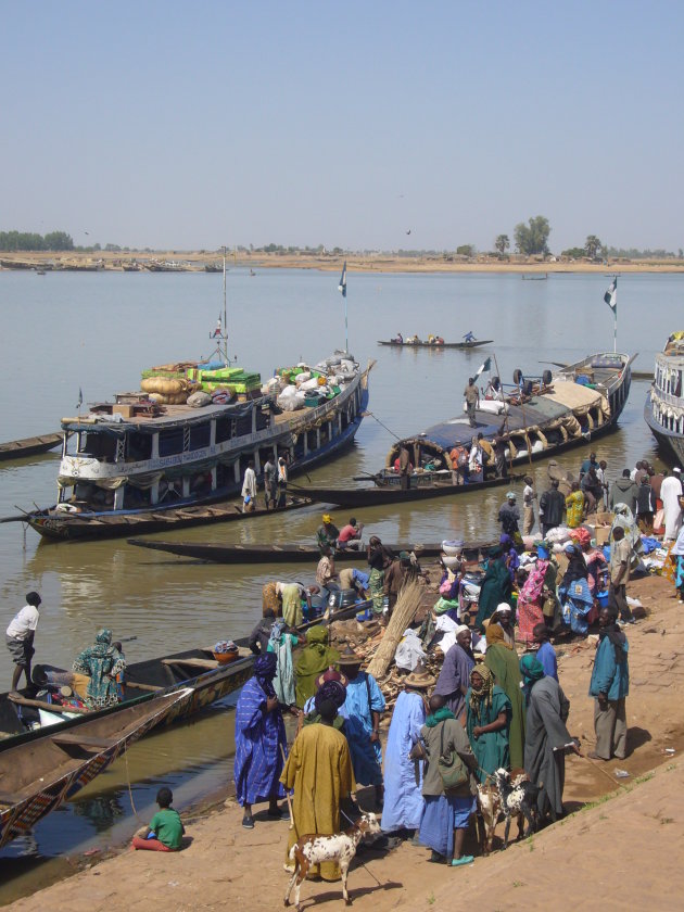 Drukte in de haven van Mopti