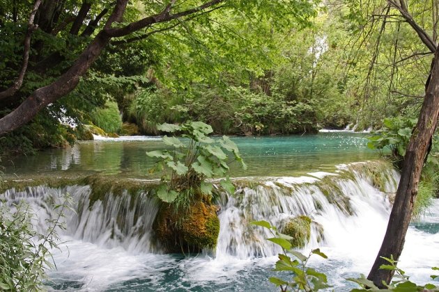 Mooie waterval bij Plitvice meren