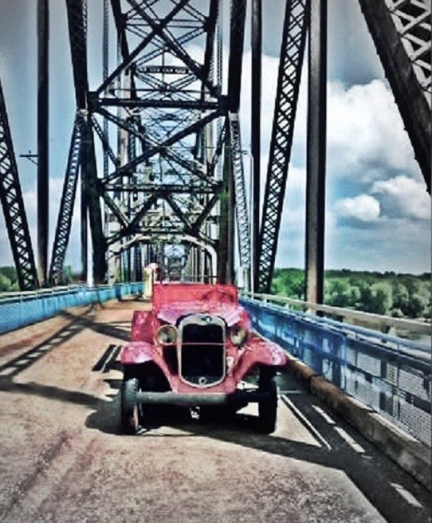 Oldtimer op de Old Chain Bridge