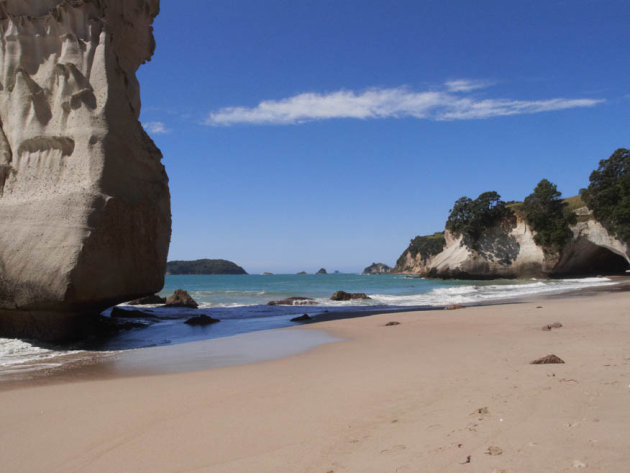 rots op strand Cathedral Cove