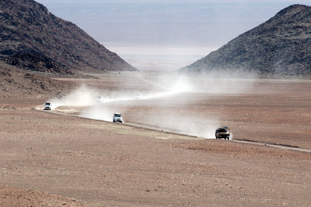 kolonne jeepjes in verlaten Kaokoveld