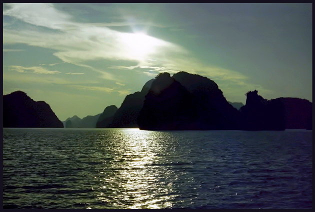 Ha Long Bay bij zonsondergang