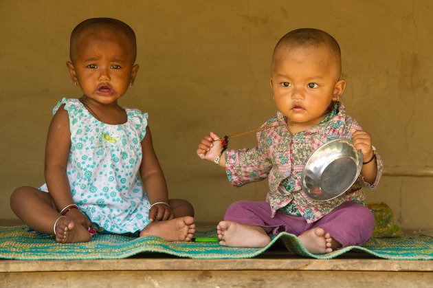 TWEE JONGE KINDEREN