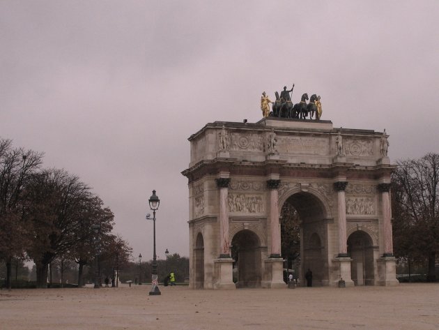 Bij het Louvre