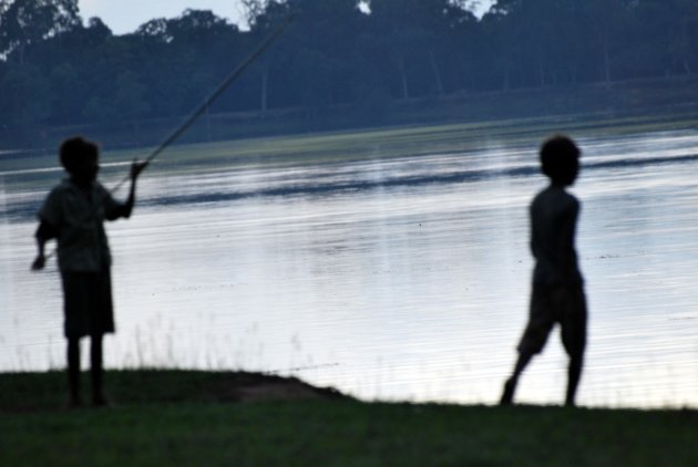 Spelende kinderen bij Ankor Wat