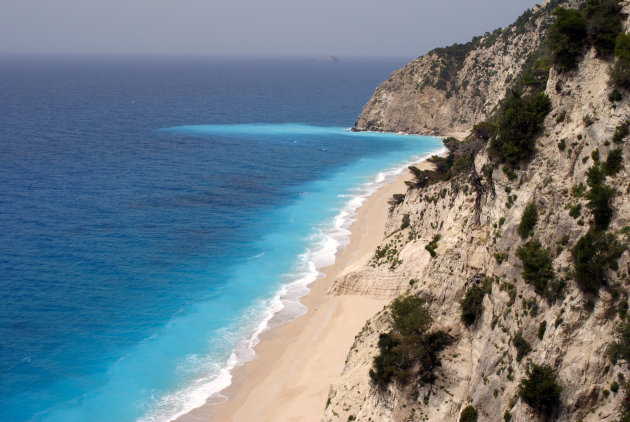 Uitzicht van de parkeerplaats op Egremni beach, Lefkas, Griekenland