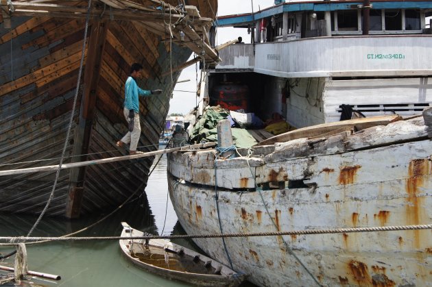 Tussen wal en schip vallen