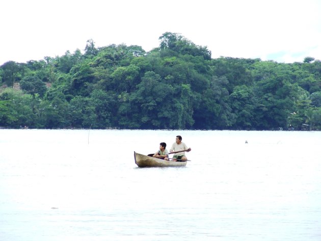 Een visser en zijn zoon nabij Rio Dulce