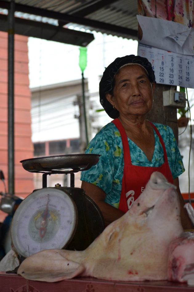 Van neus tot staart op een markt in Si Satchanalai.