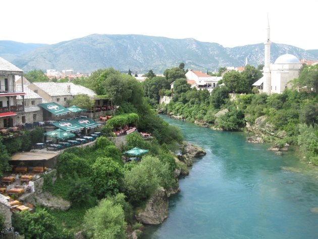 Uitzicht vanaf de Stari Most brug in Mostar