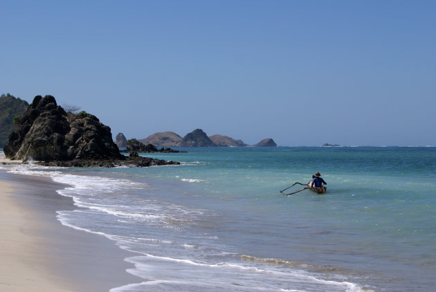 Vissende vader en zoon aan de zuidkust van Lombok