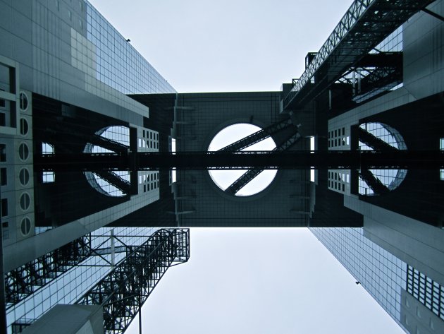 Umeda Sky building van onderen