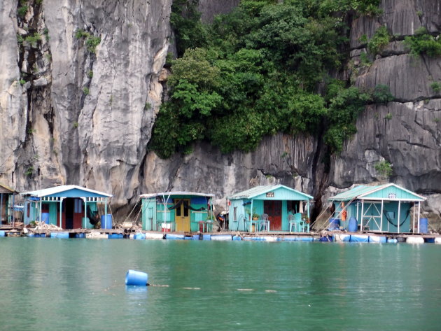 drijvend dorp in Halong Bay