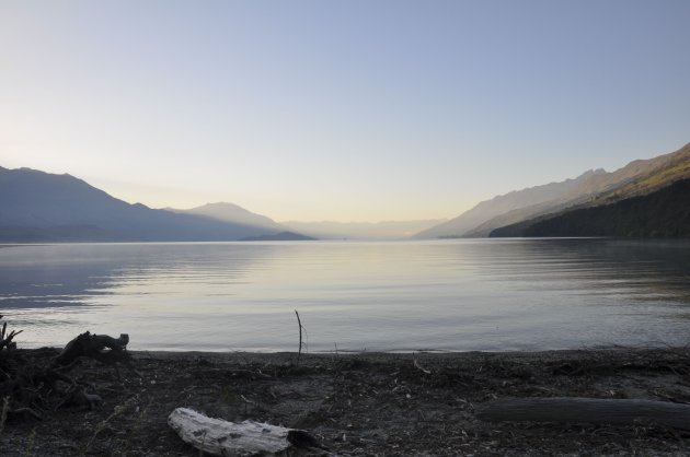 het rustige water van Lake Wikatipu in de ochtend