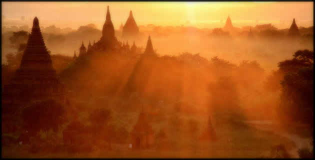 Bagan tijdens zonsondergang