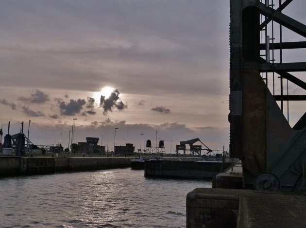 Sluis open, water stijgt, zon daalt