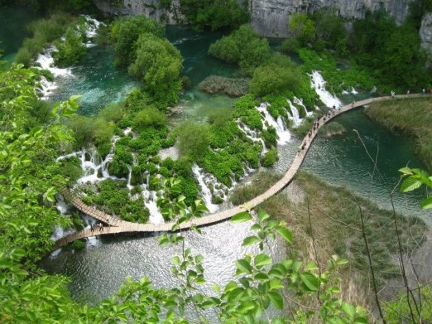 Boven aanzicht op de wandelroute door het plitvice national park