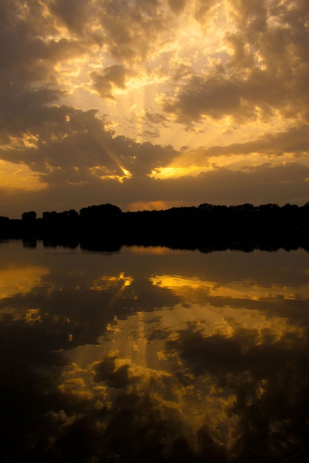 weerspiegelende zonsondergang