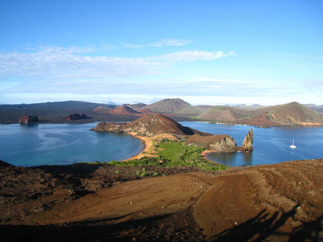 Isla Bartolomé met op de achtergrond Isla Santiago