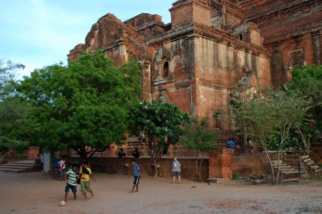 Potje voetbal aan de voet van een tempel