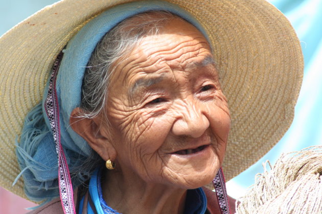 Een vrouw op een lokale markt in China. 