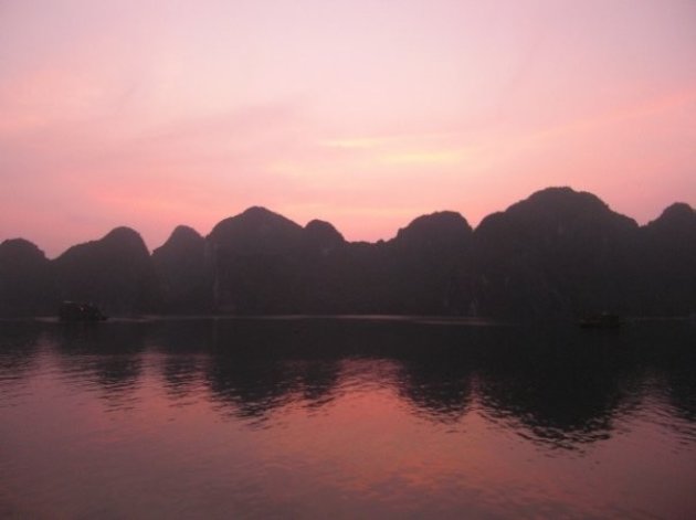 Betoverende roze luchten boven Halong Bay