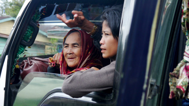 In Sumatra met een lekke band van de bus. 