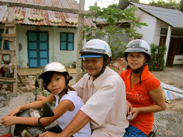 Familie kiekje op de bromfiets